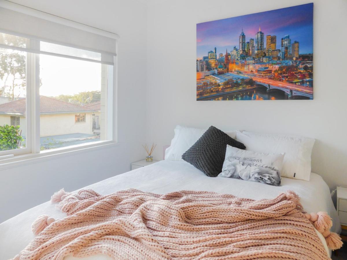 Glen Iris, Quiet Boutique 2 Bedroom Netflix, Wifi, Parking, Free Wine Apartment *