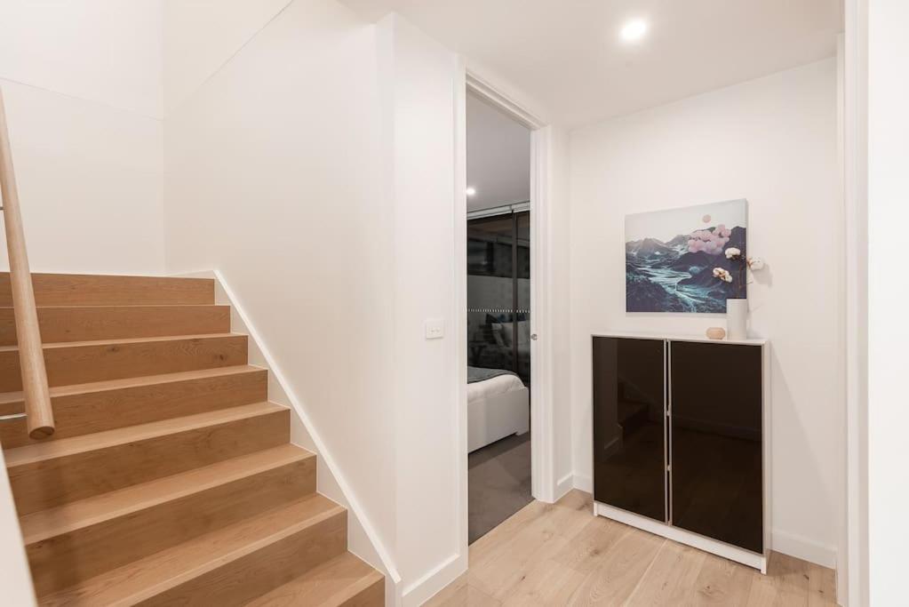 106*modern Prestige*3-storey New Establishment Melbourne