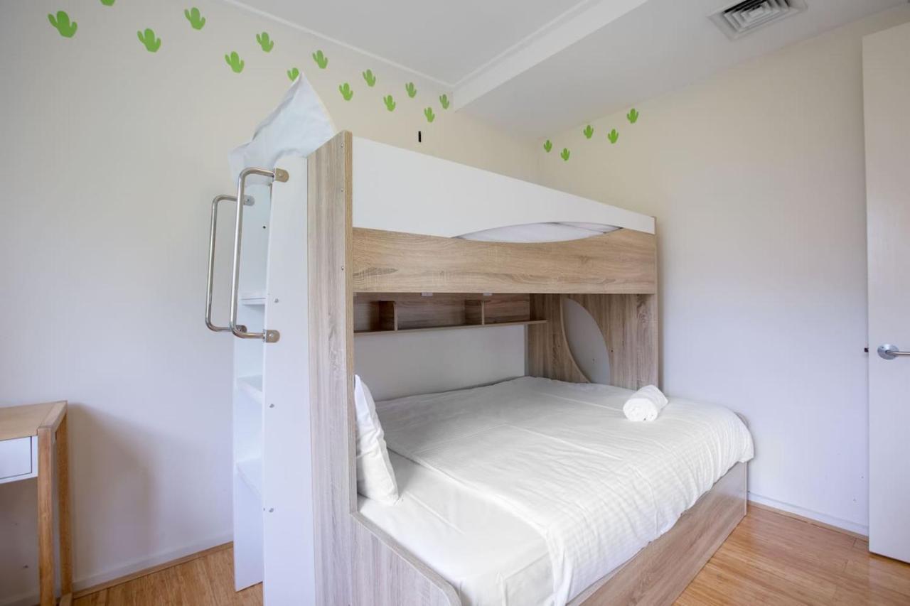 Holiday home Comfy House With Pool@rosanna Melbourne