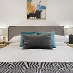 Stay Near Botanic Garden With Gym, Sauna & Parking