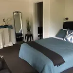 East Melbourne City Studio - Amazing Location & Sunny Charm