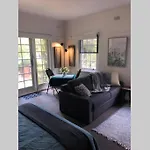 East Melbourne City Studio - Amazing Location & Sunny Charm