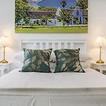 Luxury African Themed Apartment☆10Min To Mcg & Swan St☆On-Site Parking☆Balcony☆Rooftop Deck☆Gym☆