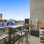 Luxury African Themed Apartment☆10Min To Mcg & Swan St☆On-Site Parking☆Balcony☆Rooftop Deck☆Gym☆