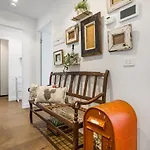 Luxury African Themed Apartment☆10Min To Mcg & Swan St☆On-Site Parking☆Balcony☆Rooftop Deck☆Gym☆