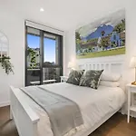 Luxury African Themed Apartment☆10Min To Mcg & Swan St☆On-Site Parking☆Balcony☆Rooftop Deck☆Gym☆