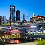 Lovely Waterfront Condo With Swimming Pool And Gym In The Heart Of Docklands