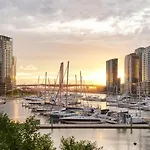 Lovely Waterfront Condo With Swimming Pool And Gym In The Heart Of Docklands