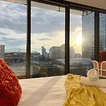 Cosy 2 Beds 2 Baths Apt With Car Park At Southern Cross