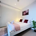 Cosy 2 Beds 2 Baths Apt With Car Park At Southern Cross