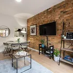 Spacious Style In St. Kilda East - Large Courtyard