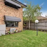Spacious Style In St. Kilda East - Large Courtyard