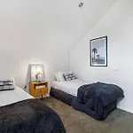 East Brighton Townhouse By Ready Set Host