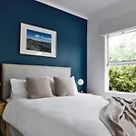 Stylish Townhouse In Melbourne\'S Playground
