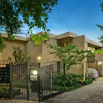 Luxury Spacious 3-Bedroom Suite On Exclusive Lansell Rd, Toorak