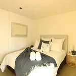 Heavenly Chic Apartment & Only 30M To Bridge Road 01578