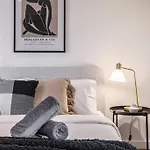 Spacious 1 Bedroom Apartment With Car Park 02174