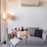 Spacious 1 Bedroom Apartment With Car Park 02174