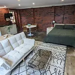 Chic One-Bedroom Studio In The Heart Of Elsternwick