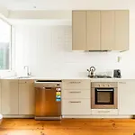 Modern House - 5 Mins To The City, Beach & Free Car Park