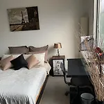 Radiance - Chic Fitzroy Street Apartment