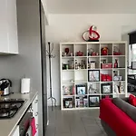 Radiance - Chic Fitzroy Street Apartment