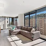 The Looking Glass - Sub-Penthouse Style In The Cbd