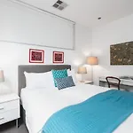 Richmond Japanese-Style Townhouse Close To Mcg