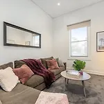 Walk To The Mcg & Aami Park - Free Late Checkout - Great Location & Backyard