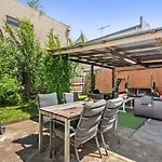 Walk To The Mcg & Aami Park - Free Late Checkout - Great Location & Backyard