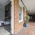The Little Royal - A Carlton Gardens Studio
