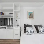 The Little Royal - A Carlton Gardens Studio