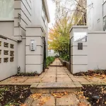 \'The Courtyard Chateau\' Fresh And Modern Off Toorak Rd