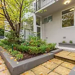 \'The Courtyard Chateau\' Fresh And Modern Off Toorak Rd