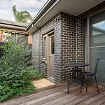 Primrose - Chic Mid-Century Style In Brunswick