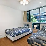 Spacious 2-Bed Apt In Docklands Balcony & Free Parking