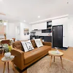 Spacious 2-Bed Apt In Docklands Balcony & Free Parking