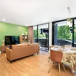 Spacious 2-Bed Apt In Docklands Balcony & Free Parking