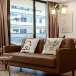 Spacious 2-Bed Apt In Docklands Balcony & Free Parking