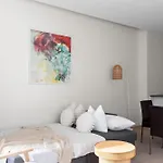 A Stylish & Central 2Br Apt Near Flinders Station