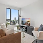 Spectacular 2-Bed With Amenities & Sky-High Views