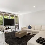 Luxury Spacious 3-Bedroom Suite On Exclusive Lansell Rd, Toorak