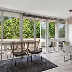 Luxury Spacious 3-Bedroom Suite On Exclusive Lansell Rd, Toorak