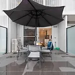 Brunswick 1-Bedroom Gem By Short & Long Stays