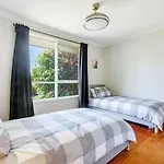 Sunlit Suburbia - A Breezy Abode In Glen Waverley