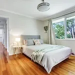 Sunlit Suburbia - A Breezy Abode In Glen Waverley