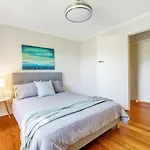 Sunlit Suburbia - A Breezy Abode In Glen Waverley