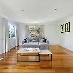 Sunlit Suburbia - A Breezy Abode In Glen Waverley