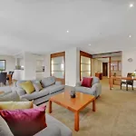 A Spacious & Cozy 3Br Home With Free Parking