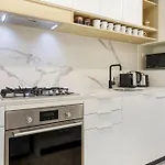 Chic 2-Bed Apartment With Undercover Parking
